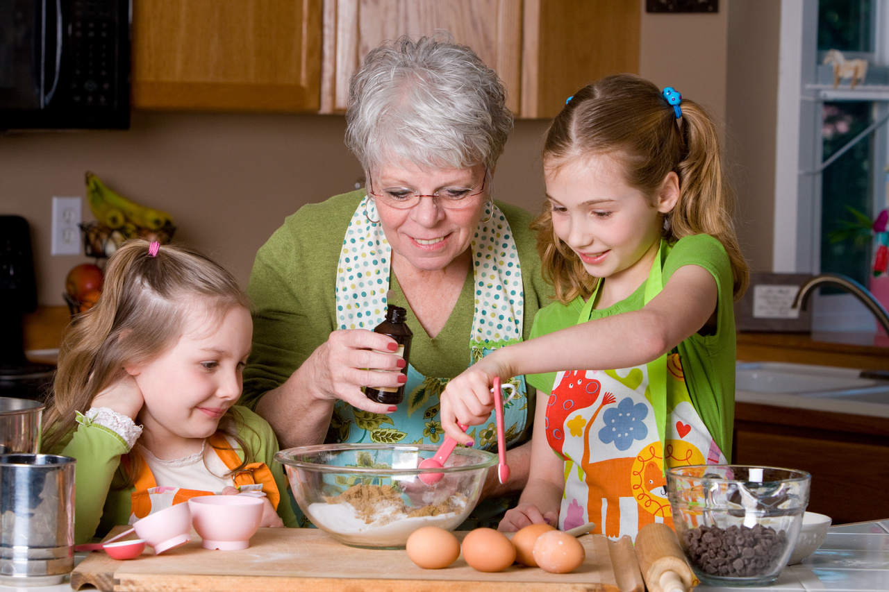 Как помочь внучке. Дети помогают родителям. Семейные праздники. Забота о бабушках и дедушках. Традиции семьи.
